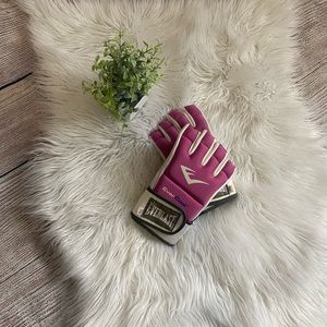 🔅5 for $20🔅 Women’s pink Everlast boxing gloves.